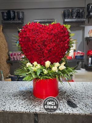 Kalp Şeklinde Kırmızı Gül Aranjmanı